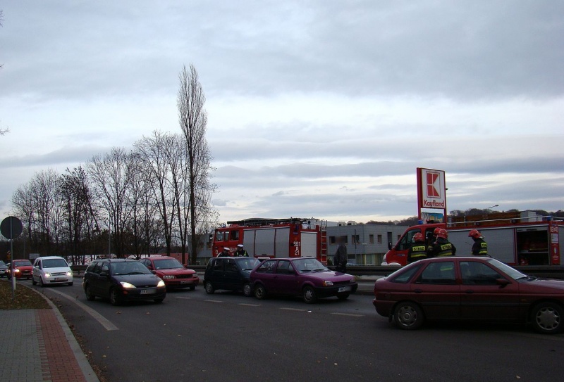 Zdjęcie w galerii na portalu naszwodzislaw.com: Kolizja na wysokości Kauflandu wiadomości z regionu