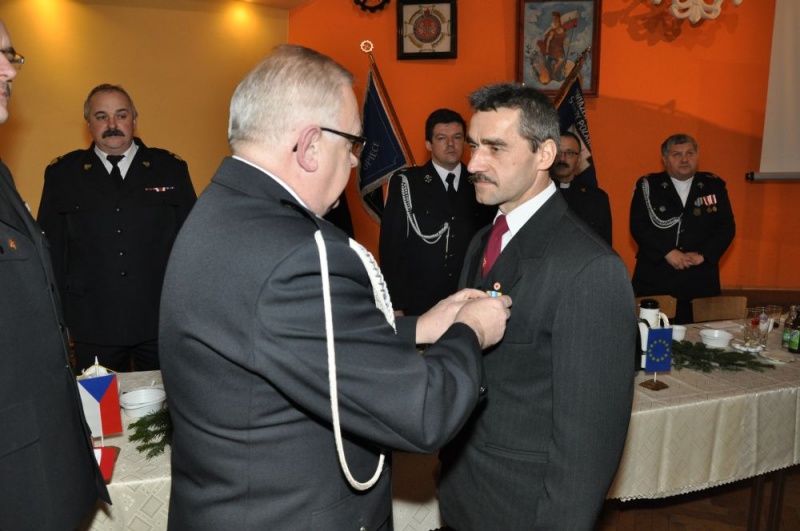 Zdjęcie w galerii na portalu naszwodzislaw.com: Strażacy przełamali się opłatkiem wiadomości z regionu