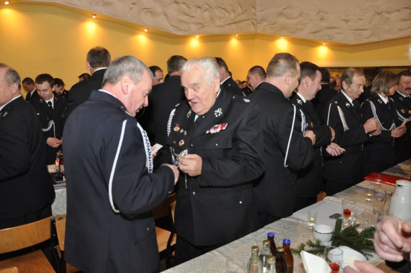 Zdjęcie w galerii na portalu naszwodzislaw.com: Strażacy przełamali się opłatkiem wiadomości z regionu