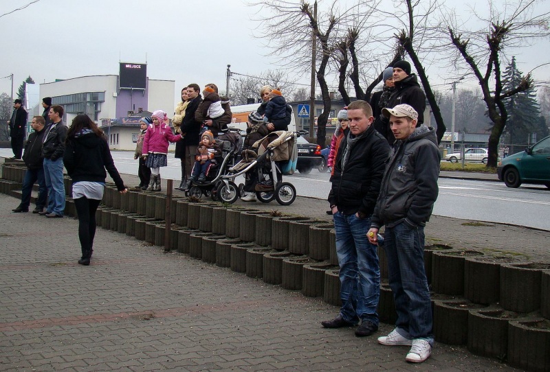 Zdjęcie w galerii na portalu naszwodzislaw.com: Tak grają na rynku i parkingu WPK wiadomości z regionu