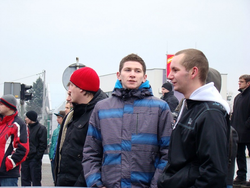 Zdjęcie w galerii na portalu naszwodzislaw.com: Tak grają na rynku i parkingu WPK wiadomości z regionu