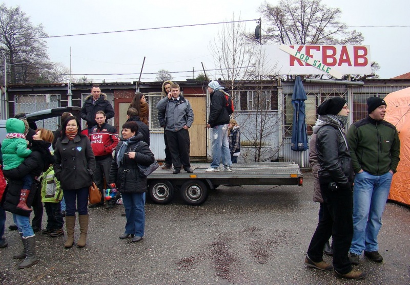 Zdjęcie w galerii na portalu naszwodzislaw.com: Tak grają na rynku i parkingu WPK wiadomości z regionu