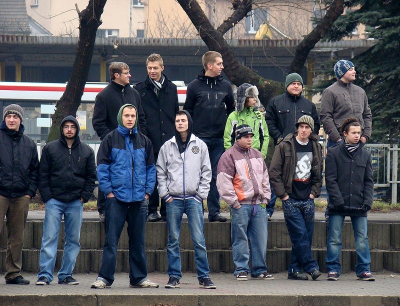 Zdjęcie w galerii na portalu naszwodzislaw.com: Tak grają na rynku i parkingu WPK wiadomości z regionu