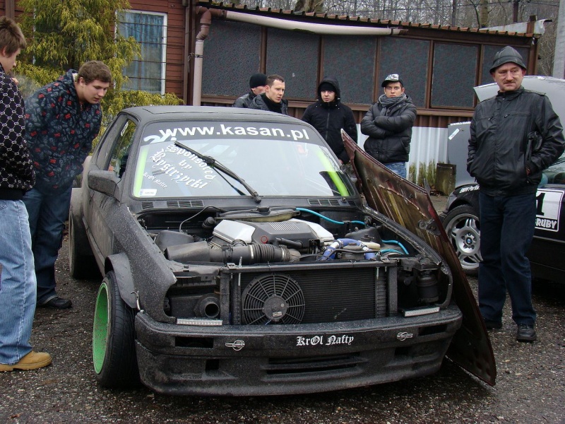 Zdjęcie w galerii na portalu naszwodzislaw.com: Tak grają na rynku i parkingu WPK wiadomości z regionu
