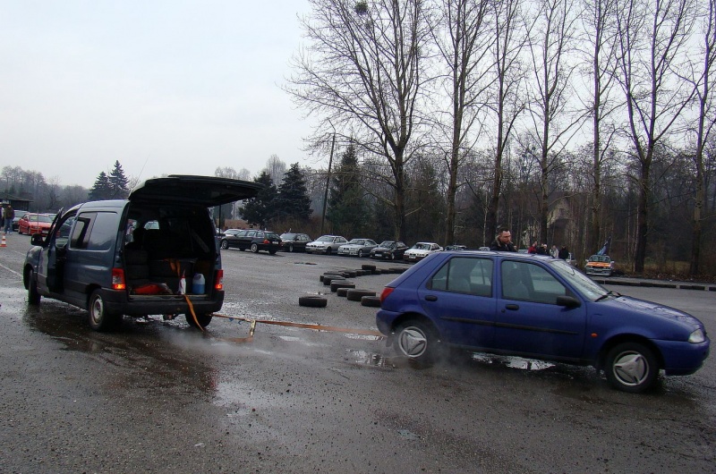 Zdjęcie w galerii na portalu naszwodzislaw.com: Tak grają na rynku i parkingu WPK wiadomości z regionu