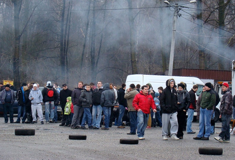 Zdjęcie w galerii na portalu naszwodzislaw.com: Tak grają na rynku i parkingu WPK wiadomości z regionu