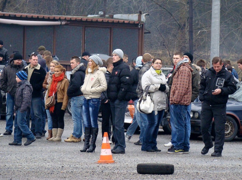 Zdjęcie w galerii na portalu naszwodzislaw.com: Tak grają na rynku i parkingu WPK wiadomości z regionu
