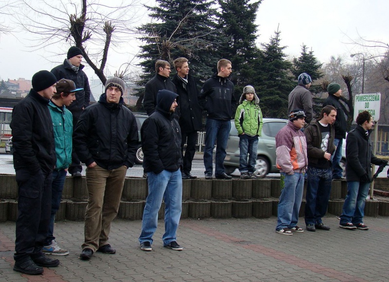 Zdjęcie w galerii na portalu naszwodzislaw.com: Tak grają na rynku i parkingu WPK wiadomości z regionu