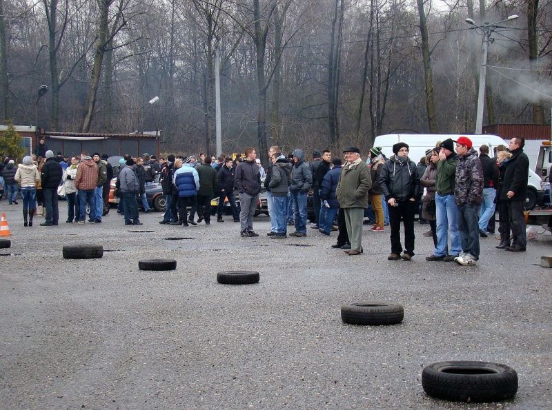 Zdjęcie w galerii na portalu naszwodzislaw.com: Tak grają na rynku i parkingu WPK wiadomości z regionu