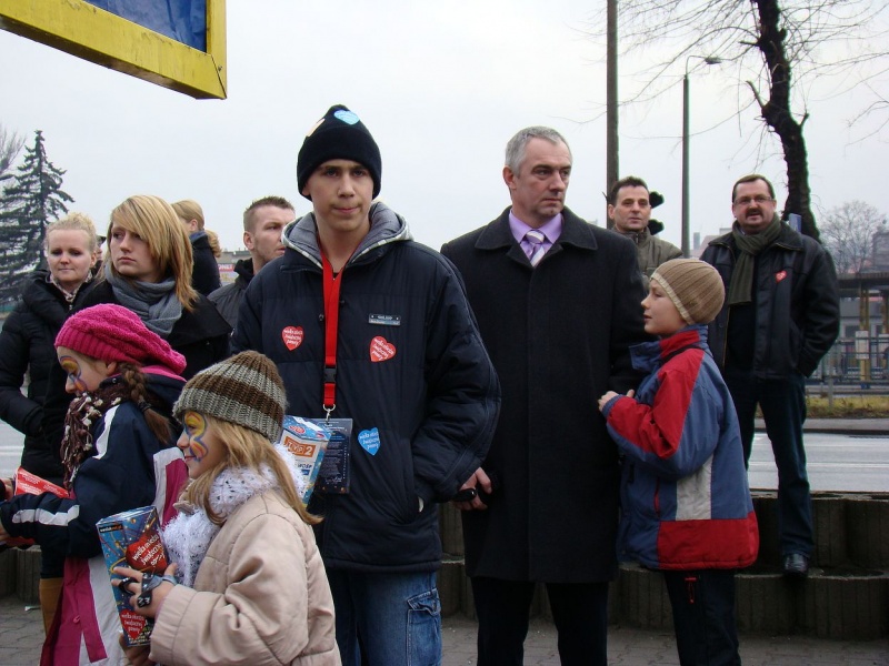 Zdjęcie w galerii na portalu naszwodzislaw.com: Tak grają na rynku i parkingu WPK wiadomości z regionu