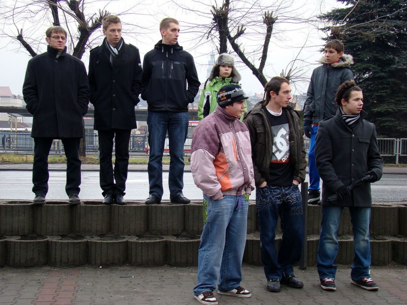 Zdjęcie w galerii na portalu naszwodzislaw.com: Tak grają na rynku i parkingu WPK wiadomości z regionu