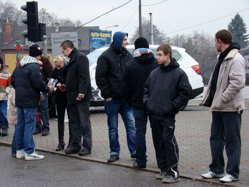 Zdjęcie w galerii na portalu naszwodzislaw.com: Tak grają na rynku i parkingu WPK wiadomości z regionu