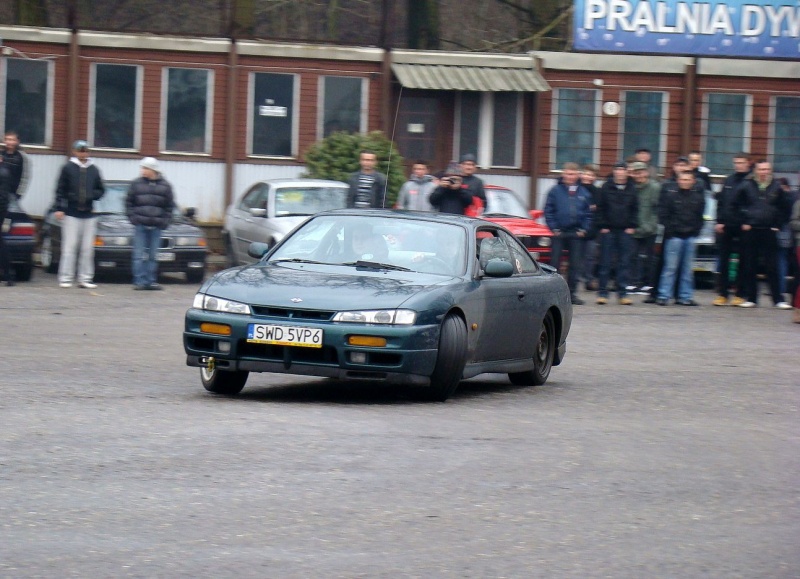 Zdjęcie w galerii na portalu naszwodzislaw.com: Tak grają na rynku i parkingu WPK wiadomości z regionu