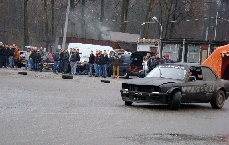 Zdjęcie w galerii na portalu naszwodzislaw.com: Tak grają na rynku i parkingu WPK wiadomości z regionu