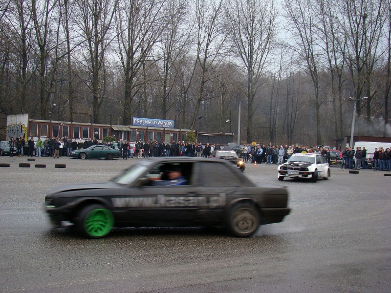 Zdjęcie w galerii na portalu naszwodzislaw.com: Tak grają na rynku i parkingu WPK wiadomości z regionu