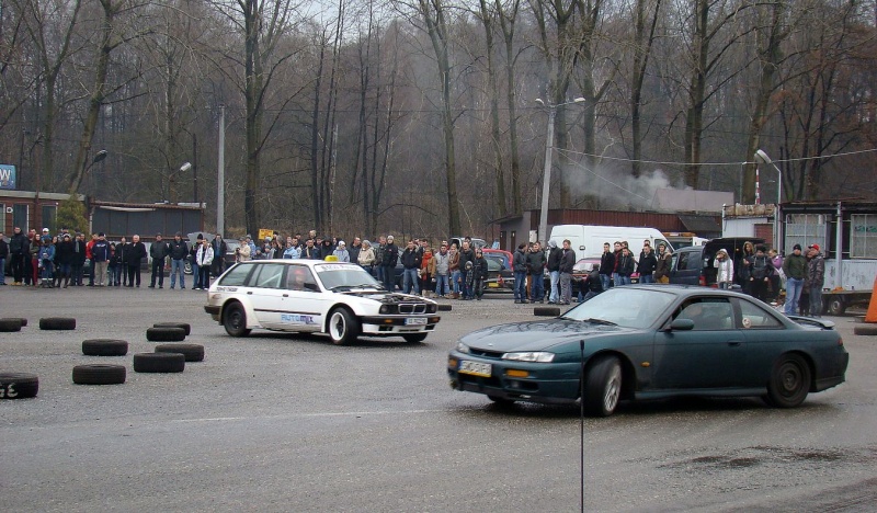 Zdjęcie w galerii na portalu naszwodzislaw.com: Tak grają na rynku i parkingu WPK wiadomości z regionu