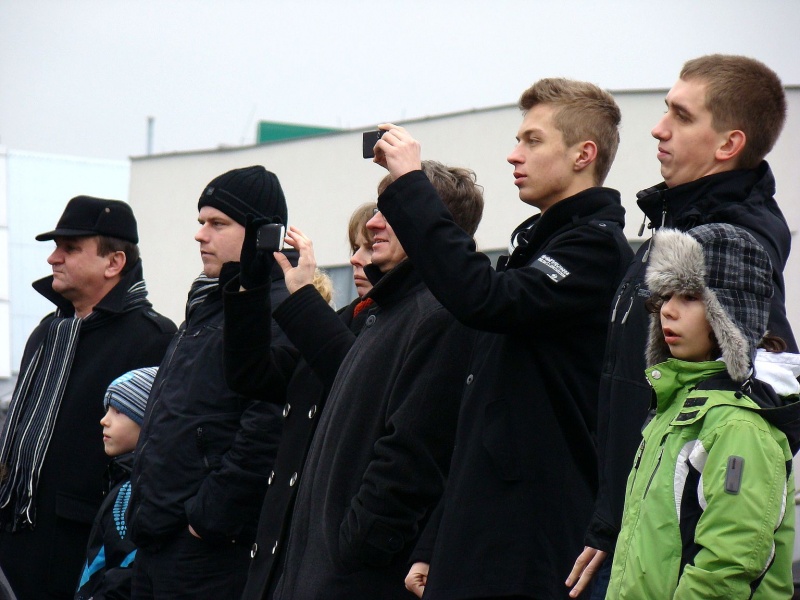 Zdjęcie w galerii na portalu naszwodzislaw.com: Tak grają na rynku i parkingu WPK wiadomości z regionu