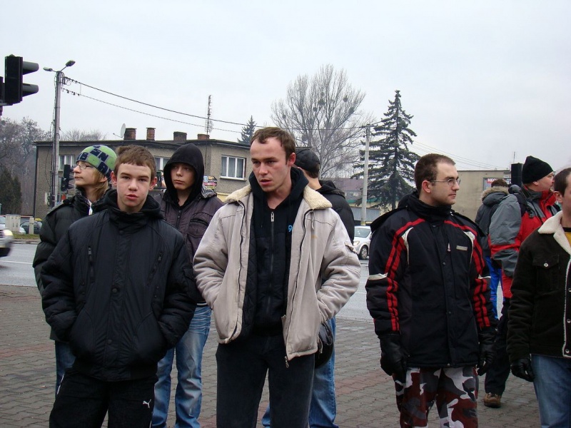 Zdjęcie w galerii na portalu naszwodzislaw.com: Tak grają na rynku i parkingu WPK wiadomości z regionu