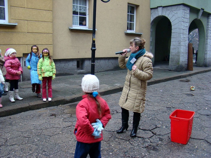 Zdjęcie w galerii na portalu naszwodzislaw.com: Tak grają na rynku i parkingu WPK wiadomości z regionu