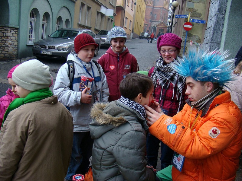 Zdjęcie w galerii na portalu naszwodzislaw.com: Tak grają na rynku i parkingu WPK wiadomości z regionu