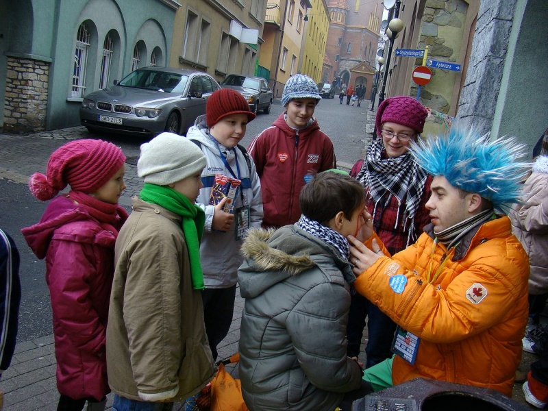 Zdjęcie w galerii na portalu naszwodzislaw.com: Tak grają na rynku i parkingu WPK wiadomości z regionu