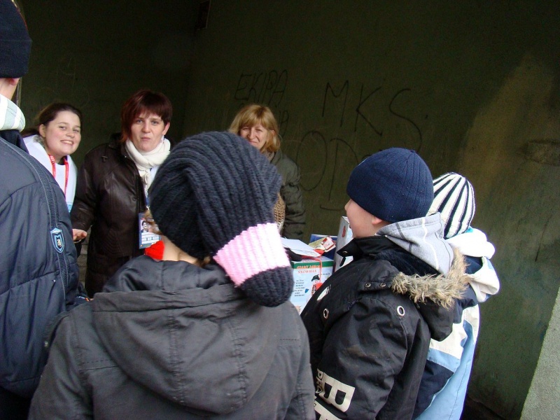 Zdjęcie w galerii na portalu naszwodzislaw.com: Tak grają na rynku i parkingu WPK wiadomości z regionu