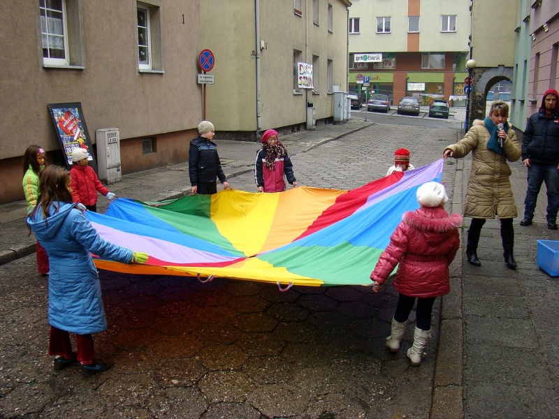Zdjęcie w galerii na portalu naszwodzislaw.com: Tak grają na rynku i parkingu WPK wiadomości z regionu