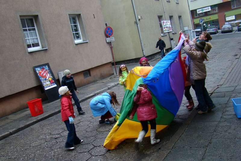 Zdjęcie w galerii na portalu naszwodzislaw.com: Tak grają na rynku i parkingu WPK wiadomości z regionu