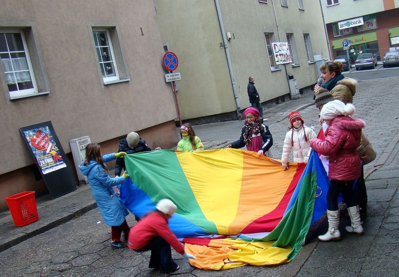 Zdjęcie w galerii na portalu naszwodzislaw.com: Tak grają na rynku i parkingu WPK wiadomości z regionu