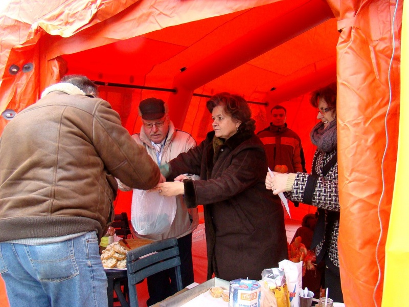 Zdjęcie w galerii na portalu naszwodzislaw.com: Tak grają na rynku i parkingu WPK wiadomości z regionu