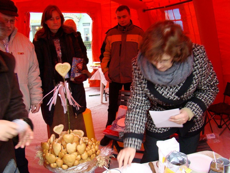 Zdjęcie w galerii na portalu naszwodzislaw.com: Tak grają na rynku i parkingu WPK wiadomości z regionu