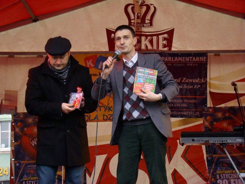 Zdjęcie w galerii na portalu naszwodzislaw.com: Tak grają na rynku i parkingu WPK wiadomości z regionu