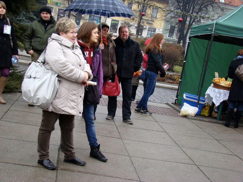 Zdjęcie w galerii na portalu naszwodzislaw.com: Tak grają na rynku i parkingu WPK wiadomości z regionu