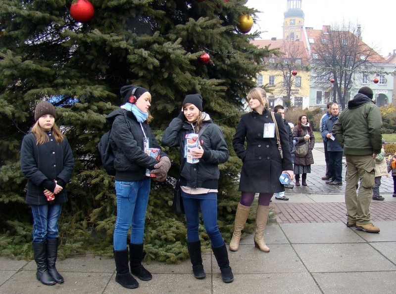 Zdjęcie w galerii na portalu naszwodzislaw.com: Tak grają na rynku i parkingu WPK wiadomości z regionu