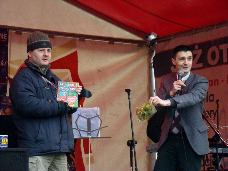 Zdjęcie w galerii na portalu naszwodzislaw.com: Tak grają na rynku i parkingu WPK wiadomości z regionu