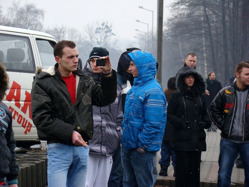 Zdjęcie w galerii na portalu naszwodzislaw.com: Tak grają na rynku i parkingu WPK wiadomości z regionu