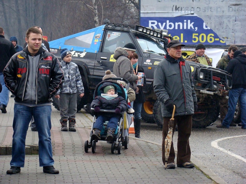Zdjęcie w galerii na portalu naszwodzislaw.com: Tak grają na rynku i parkingu WPK wiadomości z regionu