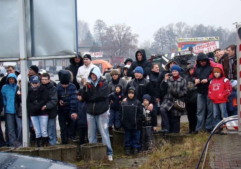 Zdjęcie w galerii na portalu naszwodzislaw.com: Tak grają na rynku i parkingu WPK wiadomości z regionu
