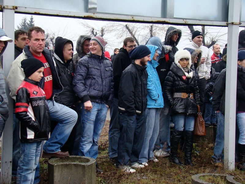 Zdjęcie w galerii na portalu naszwodzislaw.com: Tak grają na rynku i parkingu WPK wiadomości z regionu