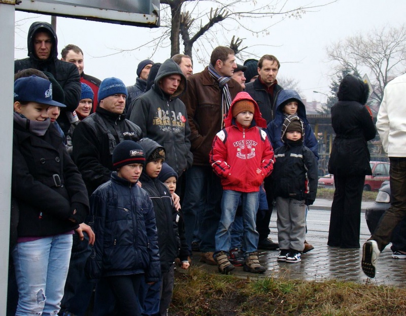 Zdjęcie w galerii na portalu naszwodzislaw.com: Tak grają na rynku i parkingu WPK wiadomości z regionu