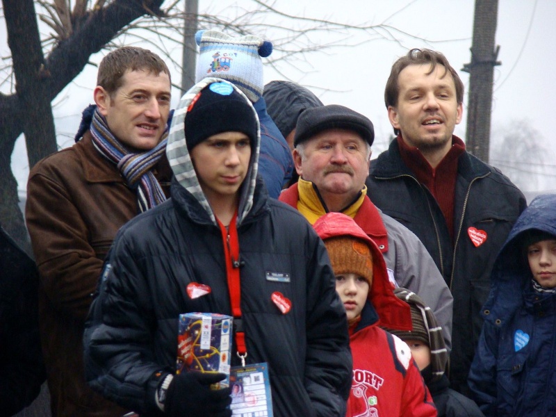 Zdjęcie w galerii na portalu naszwodzislaw.com: Tak grają na rynku i parkingu WPK wiadomości z regionu