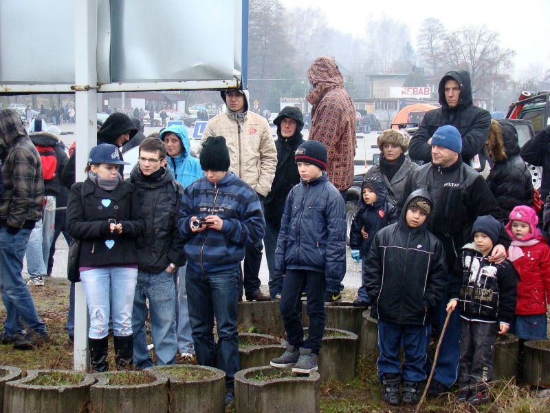 Zdjęcie w galerii na portalu naszwodzislaw.com: Tak grają na rynku i parkingu WPK wiadomości z regionu