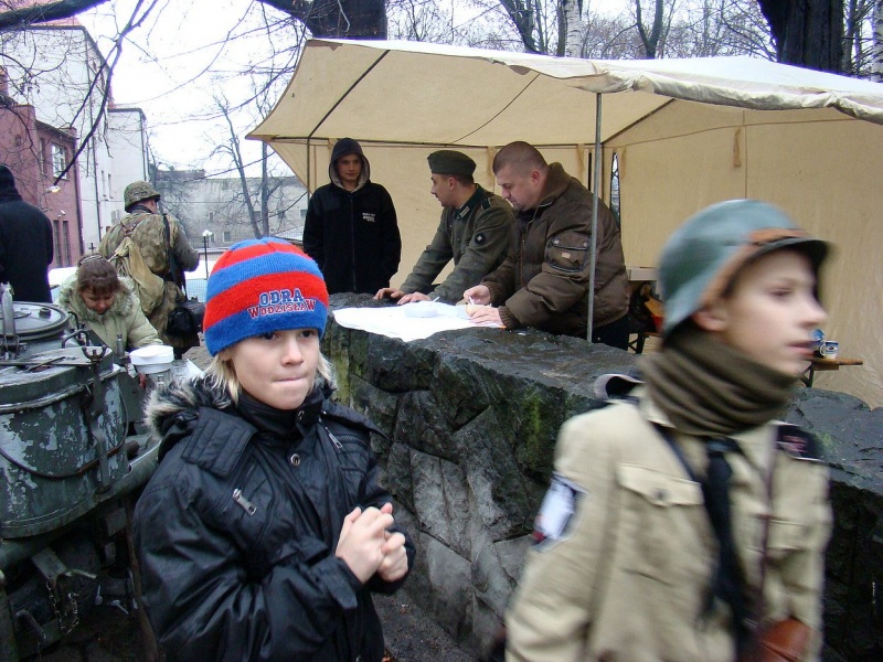 Zdjęcie w galerii na portalu naszwodzislaw.com: Park miejski opanowali mundurowi wiadomości z regionu