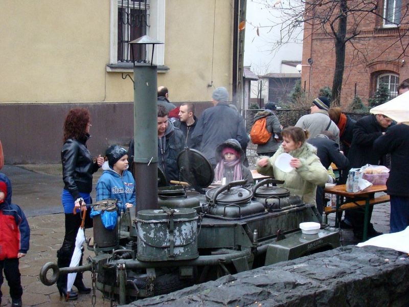 Zdjęcie w galerii na portalu naszwodzislaw.com: Park miejski opanowali mundurowi wiadomości z regionu