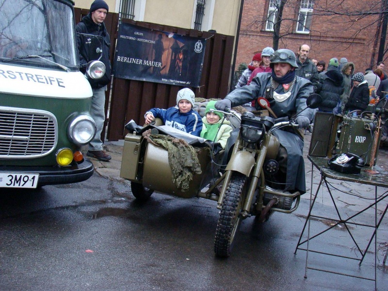Zdjęcie w galerii na portalu naszwodzislaw.com: Park miejski opanowali mundurowi wiadomości z regionu
