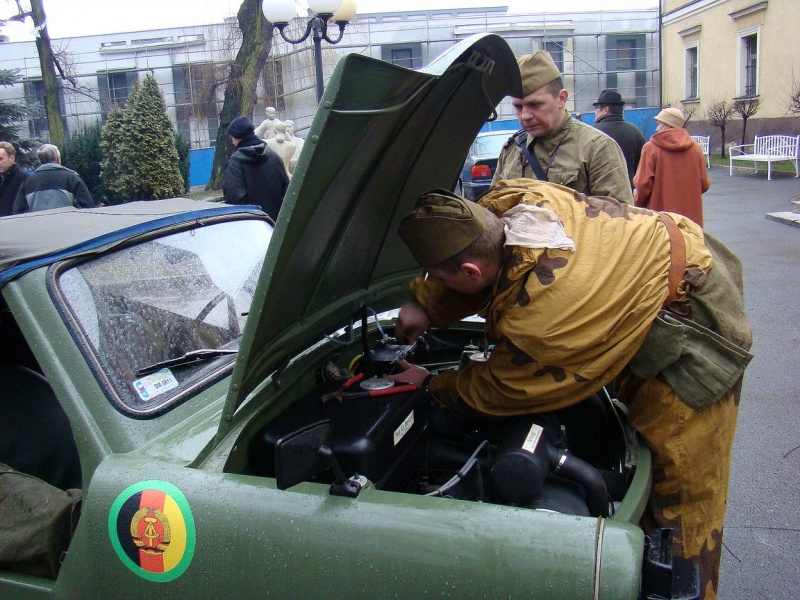 Zdjęcie w galerii na portalu naszwodzislaw.com: Park miejski opanowali mundurowi wiadomości z regionu