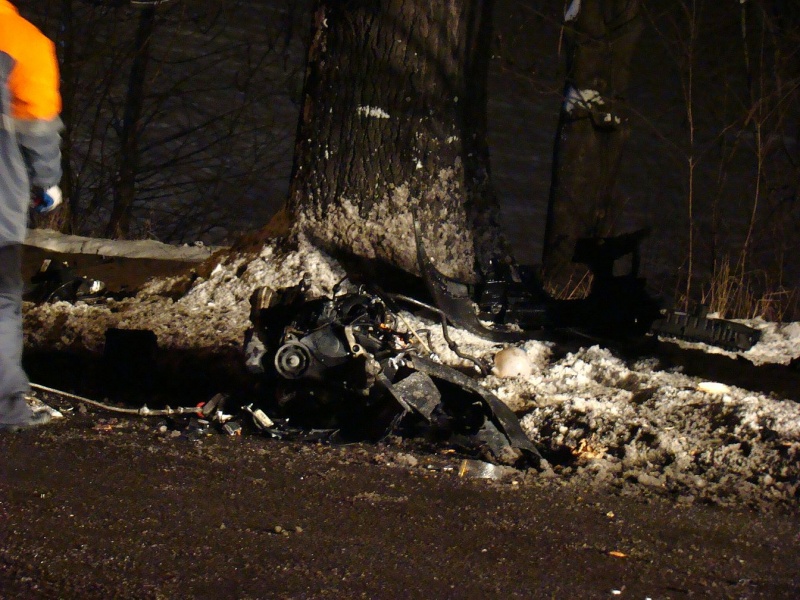 Zdjęcie w galerii na portalu naszwodzislaw.com: Seat uderzył w drzewo wiadomości z regionu