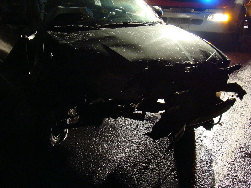 Zdjęcie w galerii na portalu naszwodzislaw.com: Seat uderzył w drzewo wiadomości z regionu