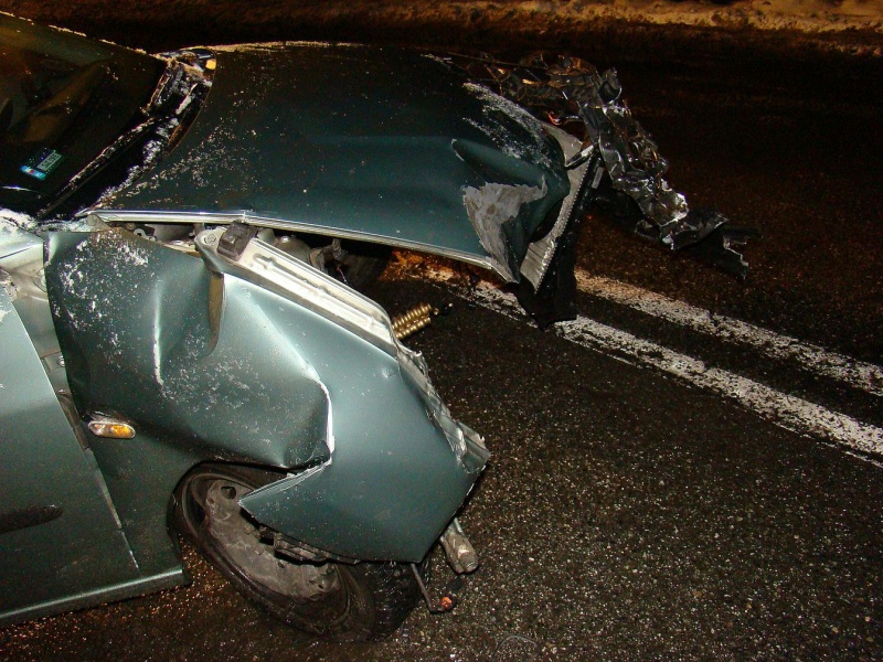 Zdjęcie w galerii na portalu naszwodzislaw.com: Seat uderzył w drzewo wiadomości z regionu