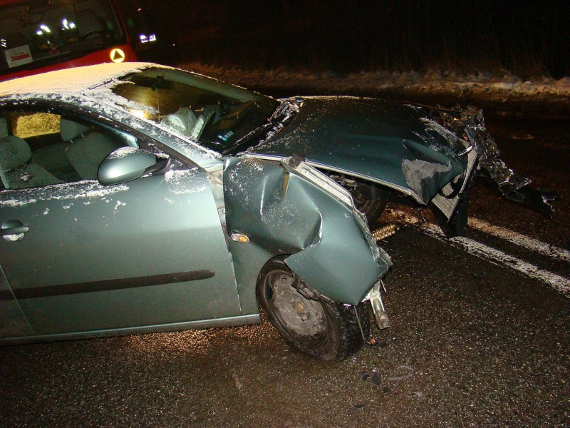 Zdjęcie w galerii na portalu naszwodzislaw.com: Seat uderzył w drzewo wiadomości z regionu